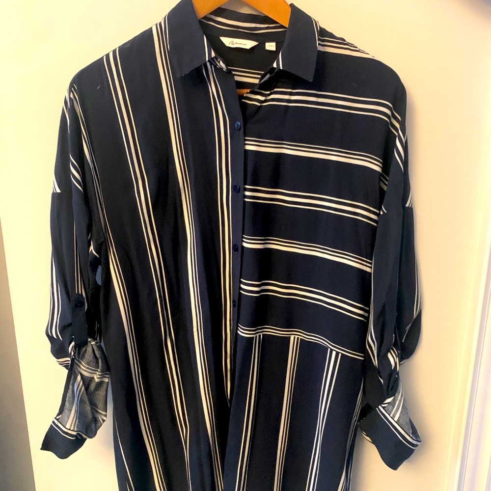 Reitmans navy and white blouse